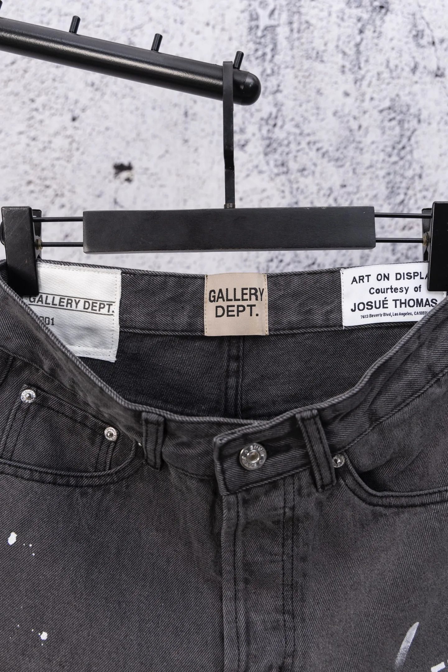 💰270 GALLERY DEPT.25ss new style splash-ink jeans, boot-cut trousers, denim + splash-ink, full of artistic sense! The trouser legs are spliced ​​with denim, creating a layered look, and the words "GALLERY DEPT." are super recognizable✨. High-density denim, wear-resistant and comfortable, perfect for daily wear or street style. Inspired by the classic elements of Helmut Lang, splashing ink is full of three-dimensionality. Pair it with simple tops or HL items to easily get a sense of avant-garde fashion! Gallery Dept. targets the global fashion pioneer group aged 18-35 and positions itself as a "high street art trendy brand". Cultural symbol output: Through endorsements from stars such as Virgil Abloh, Jennie, and Justin Bieber, the brand’s benchmark status in the hip-hop and fashion circles is strengthened. Size: 28-34 Color: Gray Blue